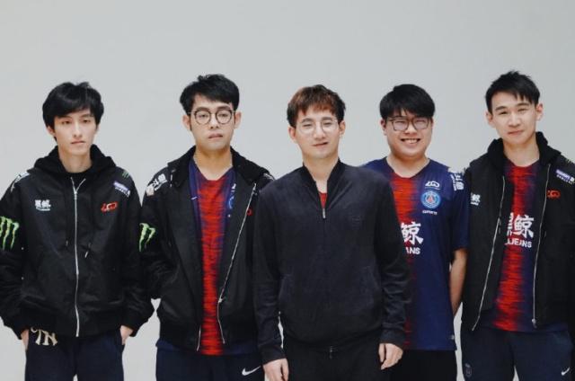 两队的中场 两队的中场